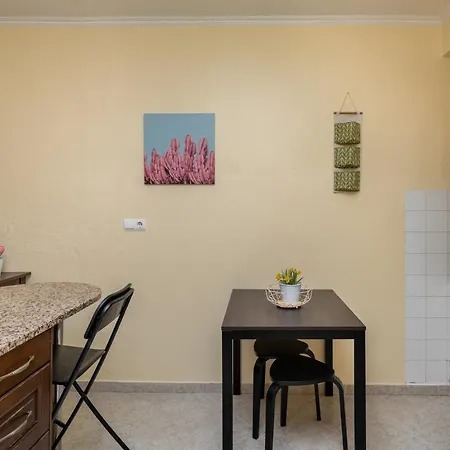 Cozy One Bedroom Apt In Historic Location - Carmo Lisbon Exterior photo