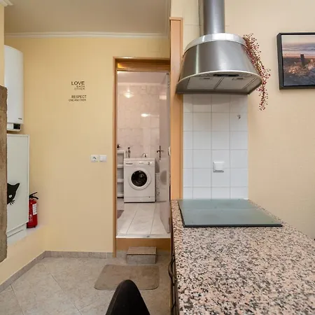 Cozy One Bedroom Apt In Historic Location - Carmo Lisbon Exterior photo